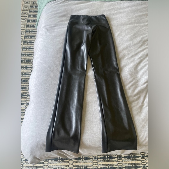 LIKE NEW ABERCROMBIE Vegan Leather Front Split-Hem Flare Leggings in Small Black - Picture 3 of 5
